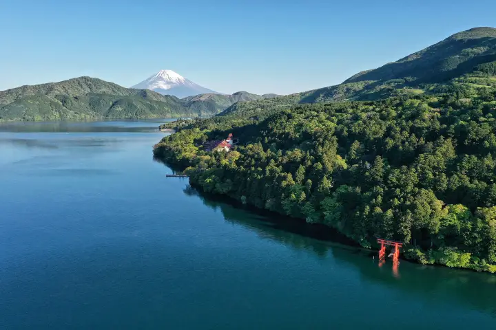 Lake Ashi, the Hakone Shrine torii and Fuji